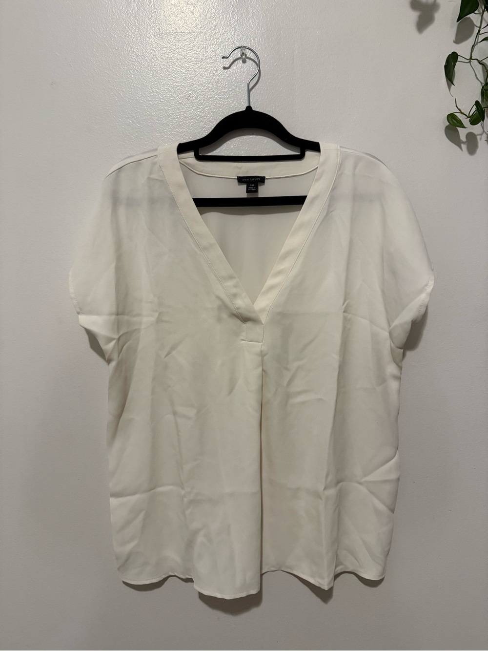 Ann Taylor Ivory V-Neck Short Sleeve Blouse XXS